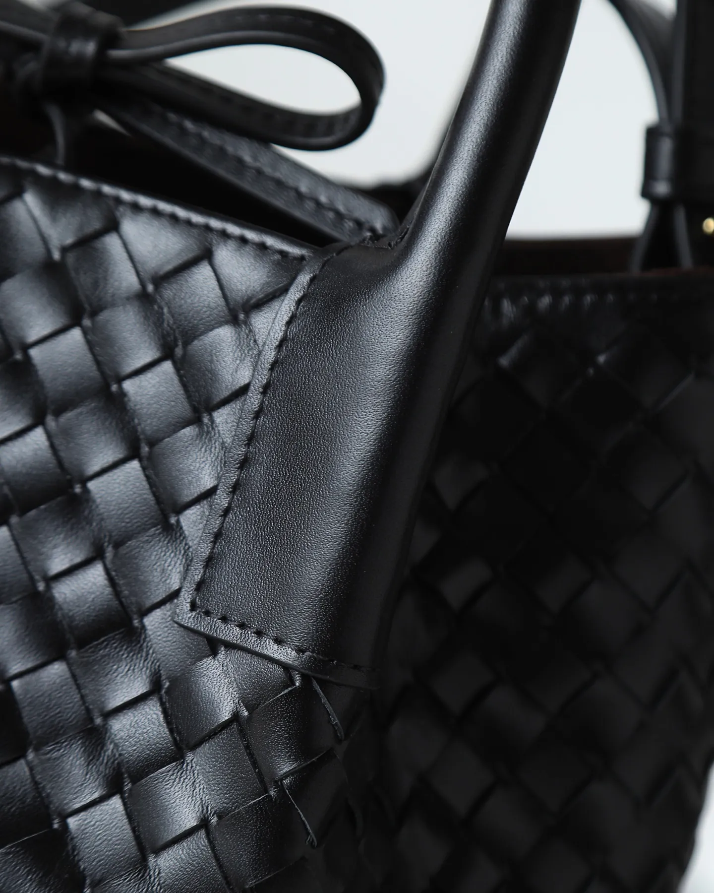 1000. BOTTEGA VENETA's 2025 new product pinacoteca has super soft leather, and the weaving function, practicality and relaxed fashion sense have not been lost ❤️‍🔥Amway is a must-have bag for sisters when going out. The size also accurately meets the commuting needs of urban beauties, and it can fit everything! ! ! 🔥The capacity should not be underestimated~ It doesn’t pick the person, the occasion, or the occasion. With its majestic curved outline, exquisite woven texture, delicate edges and rounded handles, this woven vegetable basket bag truly achieves the goal of “dressing up and being fashionable without getting in the way”~ Are you interested in Jimei? Style number: 819004 Size: 24*15*12cm